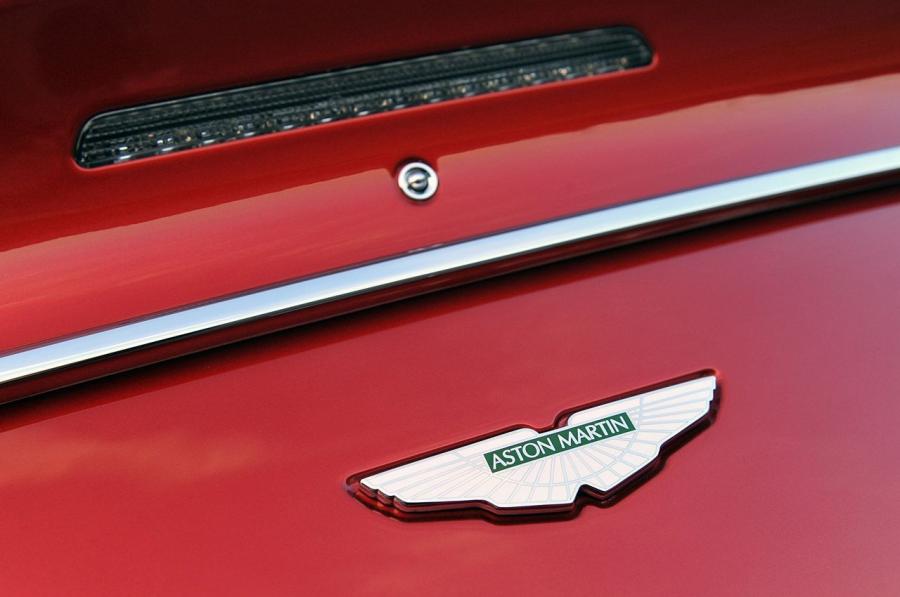 Логотип Aston Martin Rapide S 2013 года  (NA) (фото 42 из 94)